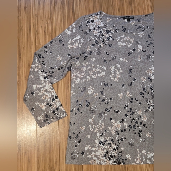 NWOT Mario Serrani Floral Top - Picture 3 of 8